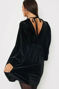 New In the Style Velvet Smock Mini Dress Black