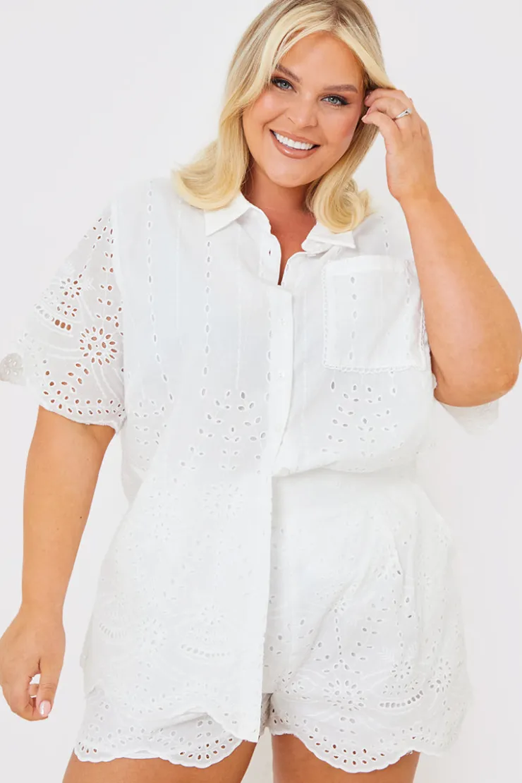 Hot In the Style Broderie Short White