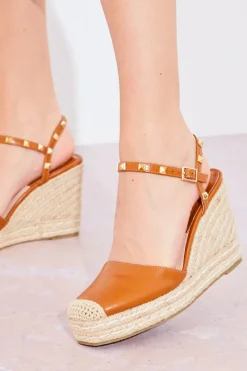 Discount In The Style Closed Toe Studded Wedges Tan
