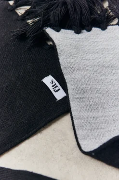Discount Fits Knitted Scarf Monochrome
