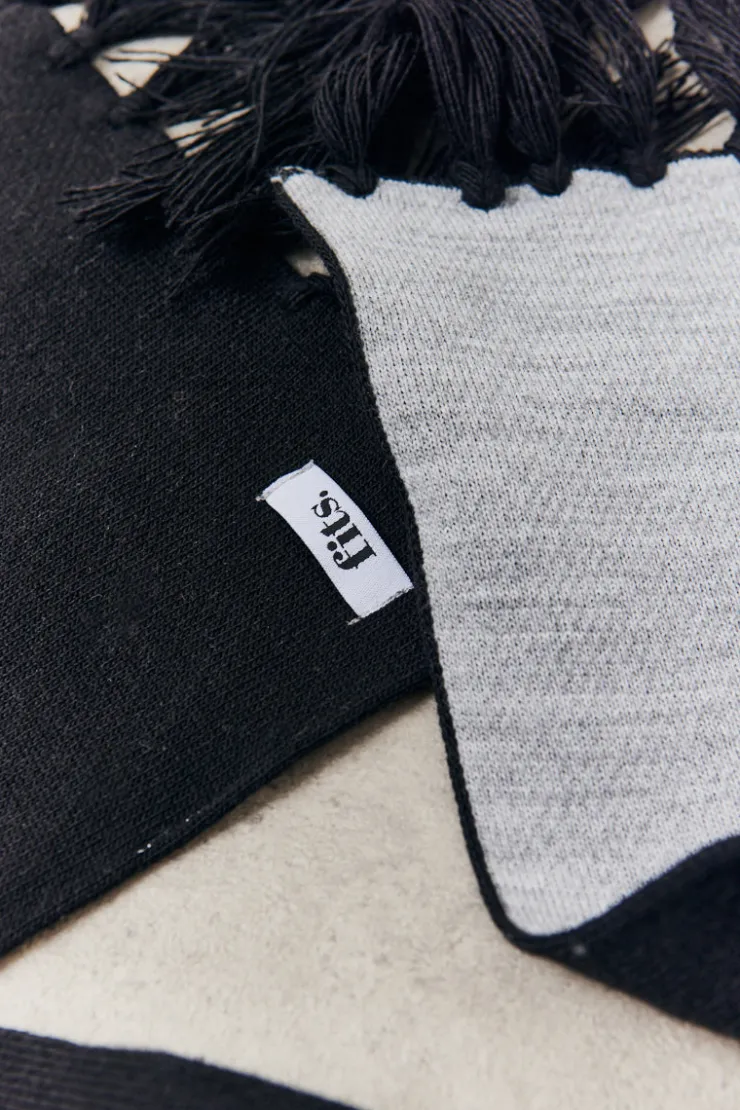 Discount Fits Knitted Scarf Monochrome