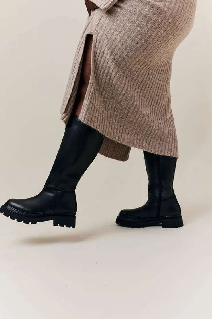Clearance In the Style Jess Chunky Heeled High Leg Boot Black