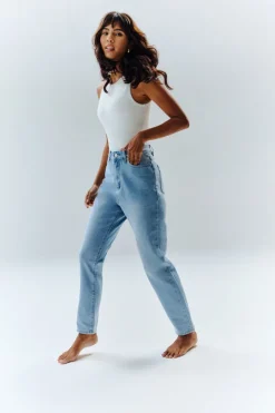 Online In The Style Sofia Straight Mom Jeans Light blue