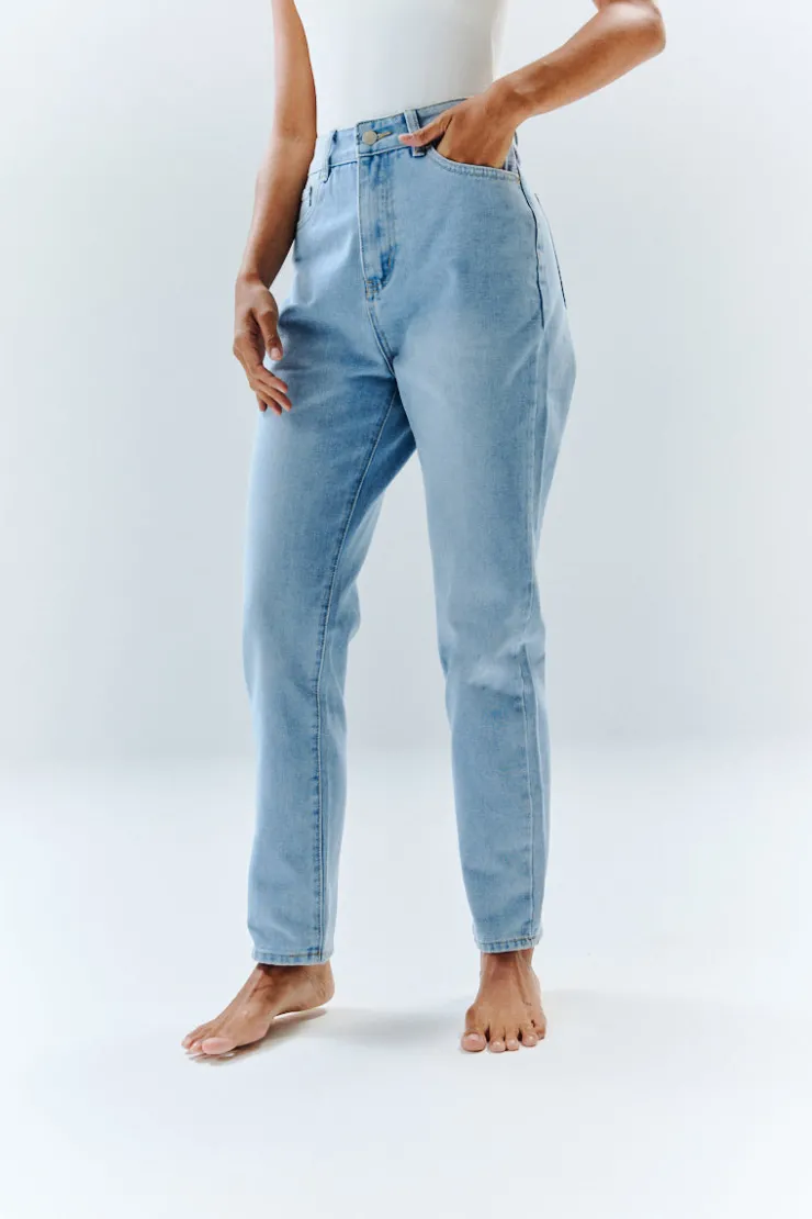 Online In The Style Sofia Straight Mom Jeans Light blue