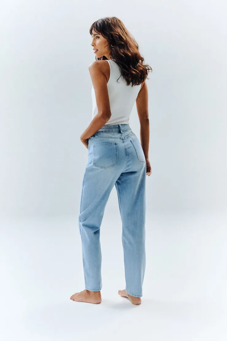Online In The Style Sofia Straight Mom Jeans Light blue