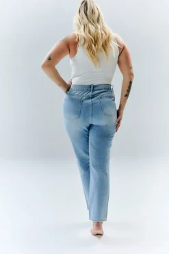 Online In The Style Sofia Straight Mom Jeans Light blue