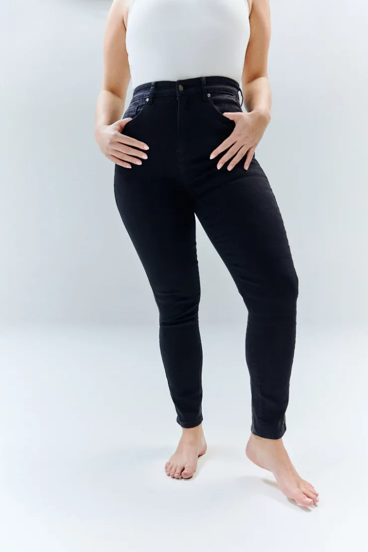 IN THE STYLE The Miracle Skinny Jean in Black